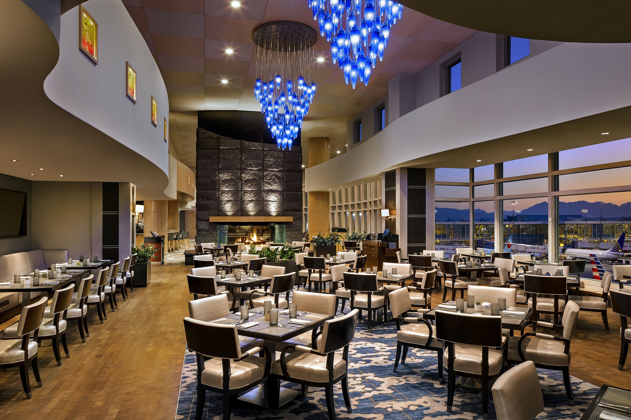 dining area at the globe